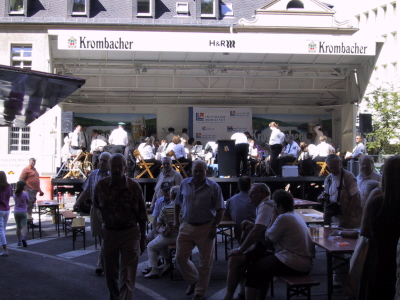 Die Musik r�stet sich so langsam